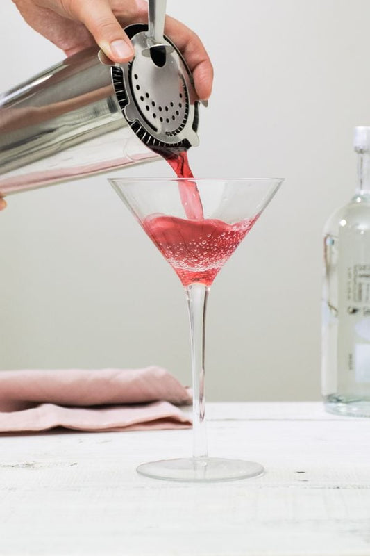 Cocktailglas wordt ingeschonken
